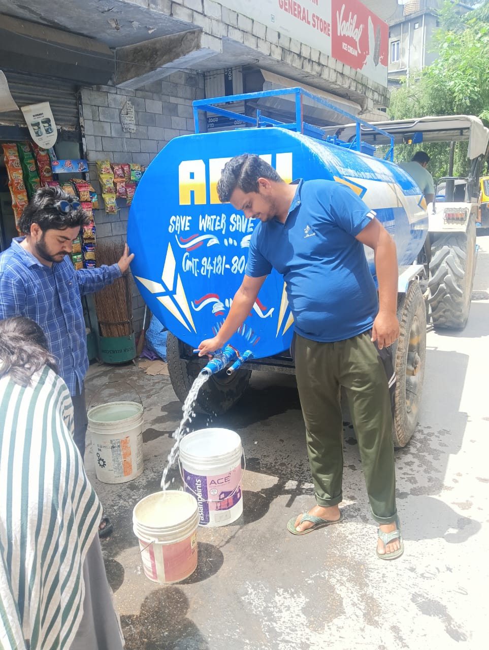 जल शक्ति विभाग द्वारा मंडी के विभिन्न क्षेत्रों में पाइपलाइन बहाली हेतु किए जा रहे कार्य के दृश्य।