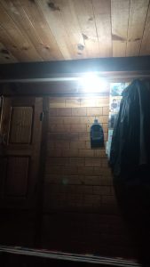 विद्युत बोर्ड की टीम ने रस्सियों से खींचकर पोल पहुंचाए