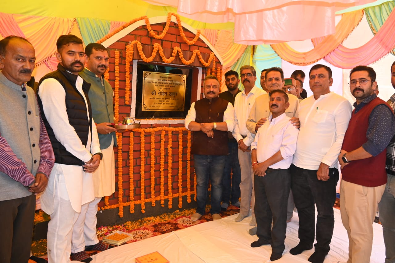 शिक्षा मंत्री रोहित ठाकुर पराली बदरूनी में पेयजल योजना का उद्घाटन करते हुए।