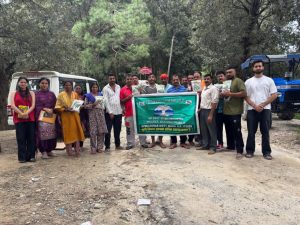 गोहर में किसानों को ऑफ सीजन मटर व गोभी के बीज वितरित करते बीपीएमयू के अधिकारी