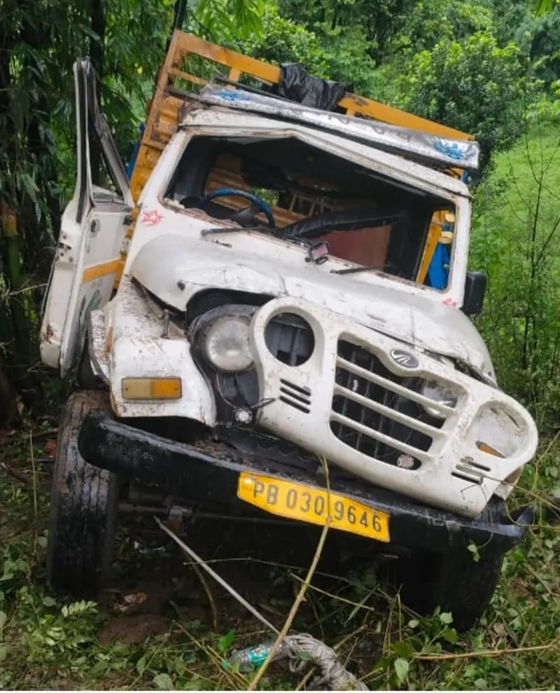 धर्मशाला–पालमपुर मार्ग पर श्रद्धालुओं से भरी पिकअप खाई में गिरने से बड़ा हादसा।