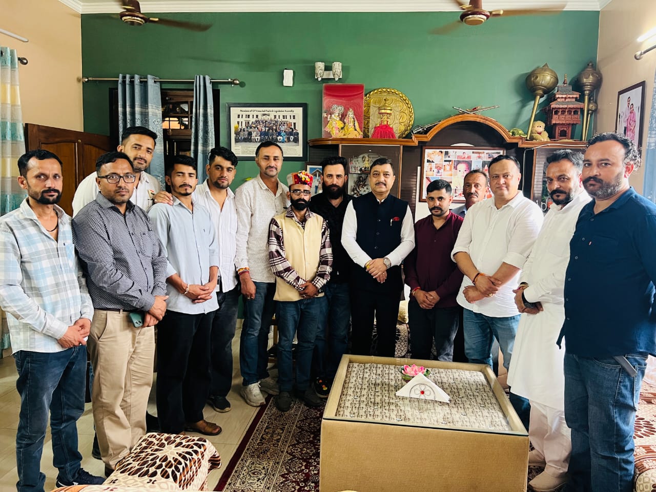 “नाहन में मंत्री विक्रमादित्य सिंह से मुलाकात करता प्रतिनिधिमंडल”