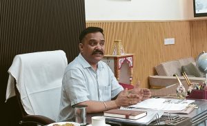 हमीरपुर में पत्रकारों से बात करते हुए नरदेव सिंह कंवर।