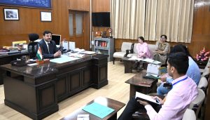 उपायुक्त अनुपम कश्यप बच्चों के स्वास्थ्य एवं पोषण अभियान की तैयारियों की समीक्षा करते हुए।