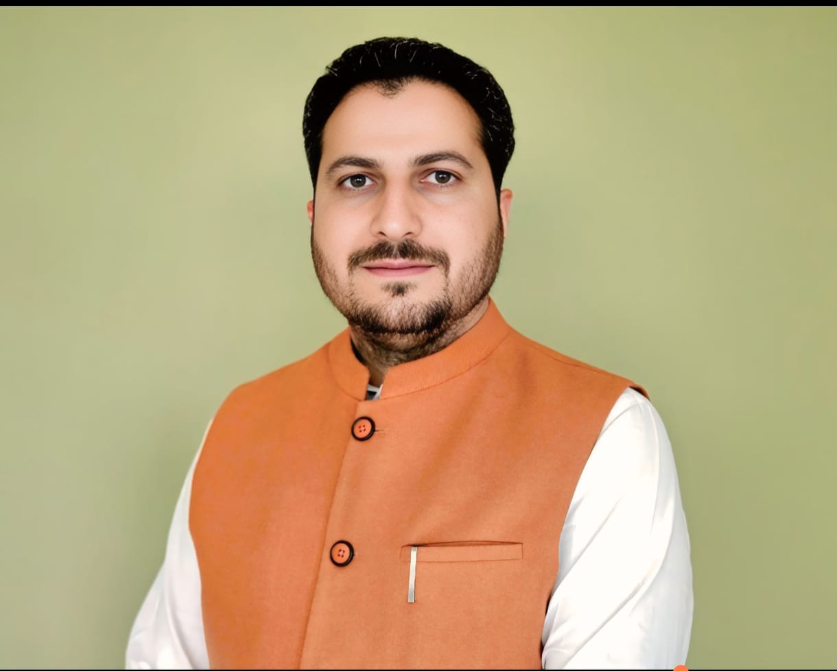 मंडी में कांग्रेस की बंद कमरे वाली रैली पर सवाल उठाते भाजपा प्रवक्ता राकेश जमवाल