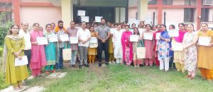 केवीके रामपुर में प्राकृतिक खेती प्रशिक्षण शिविर के समापन अवसर पर उपायुक्त जतिन लाल प्रतिभागियों को संबोधित करते हुए।