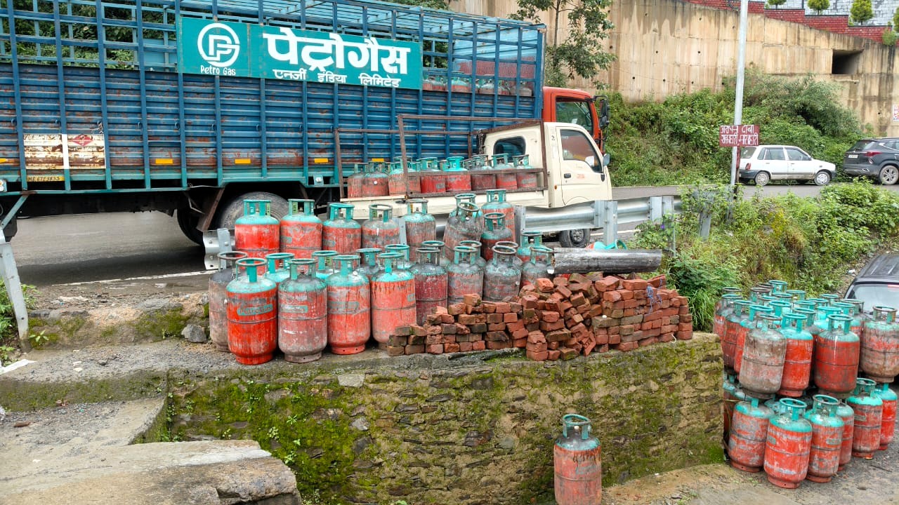 शिमला प्रशासन की टीम द्वारा जब्त किए गए अवैध गैस सिलेंडर।
