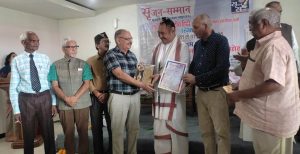 "बाली में अंतर्राष्ट्रीय हिंदी सम्मेलन के दौरान सृजन सम्मान प्राप्त करते हमीरपुर के साहित्यकार राजेंद्र राजन"