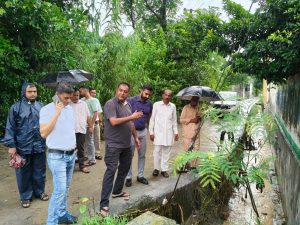 ऊना में बारिश प्रभावित क्षेत्रों का निरीक्षण करते सतपाल सिंह रायजादा