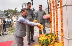शिमला रिज मैदान पर अटल बिहारी वाजपेयी को श्रद्धासुमन अर्पित करते मुख्यमंत्री सुखविंद्र सिंह सुक्खू।