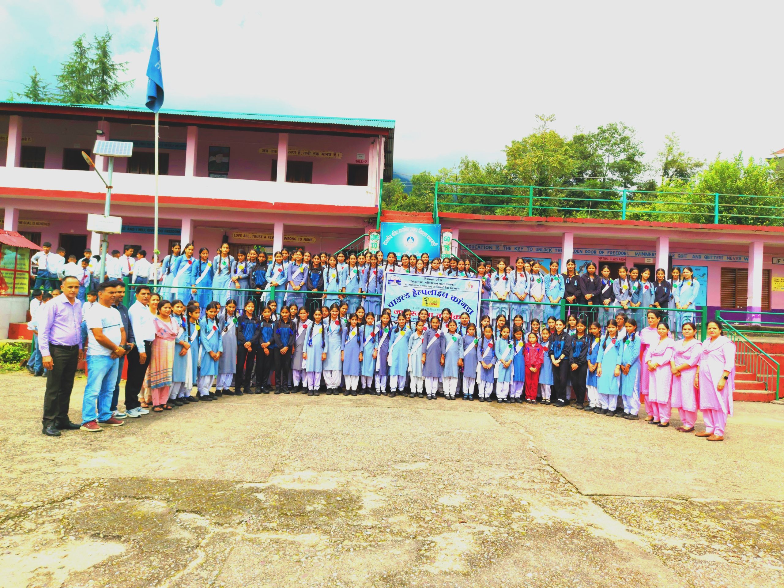 कंडवाड़ी स्कूल में चाइल्ड हेल्पलाइन कांगड़ा द्वारा आयोजित बाल अधिकार जागरूकता कार्यक्रम में भाग लेते बच्चे।