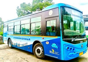 कांगड़ा में बारिश के बीच बंद पड़ी एचआरटीसी बस सेवा