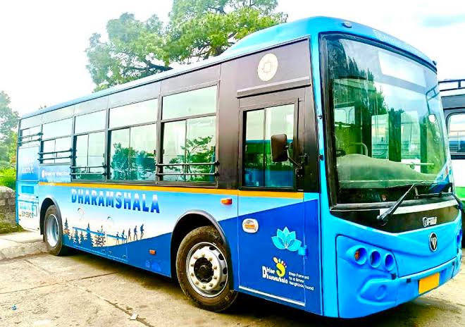 कांगड़ा में बारिश के बीच बंद पड़ी एचआरटीसी बस सेवा