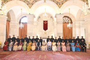 राष्ट्रपति द्रौपदी मुर्मु से मुलाकात करते हुए भारतीय विदेश सेवा के प्रशिक्षु अधिकारी।