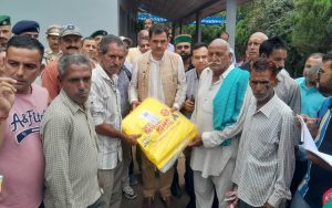 विधायक संजय अवस्थी दिग्गल में प्रभावित परिवारों से मिलते हुए राहत सामग्री वितरित करते हुए।