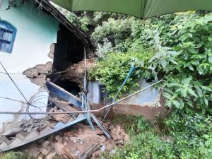 हमीरपुर में भारी बारिश से ढहा मकान