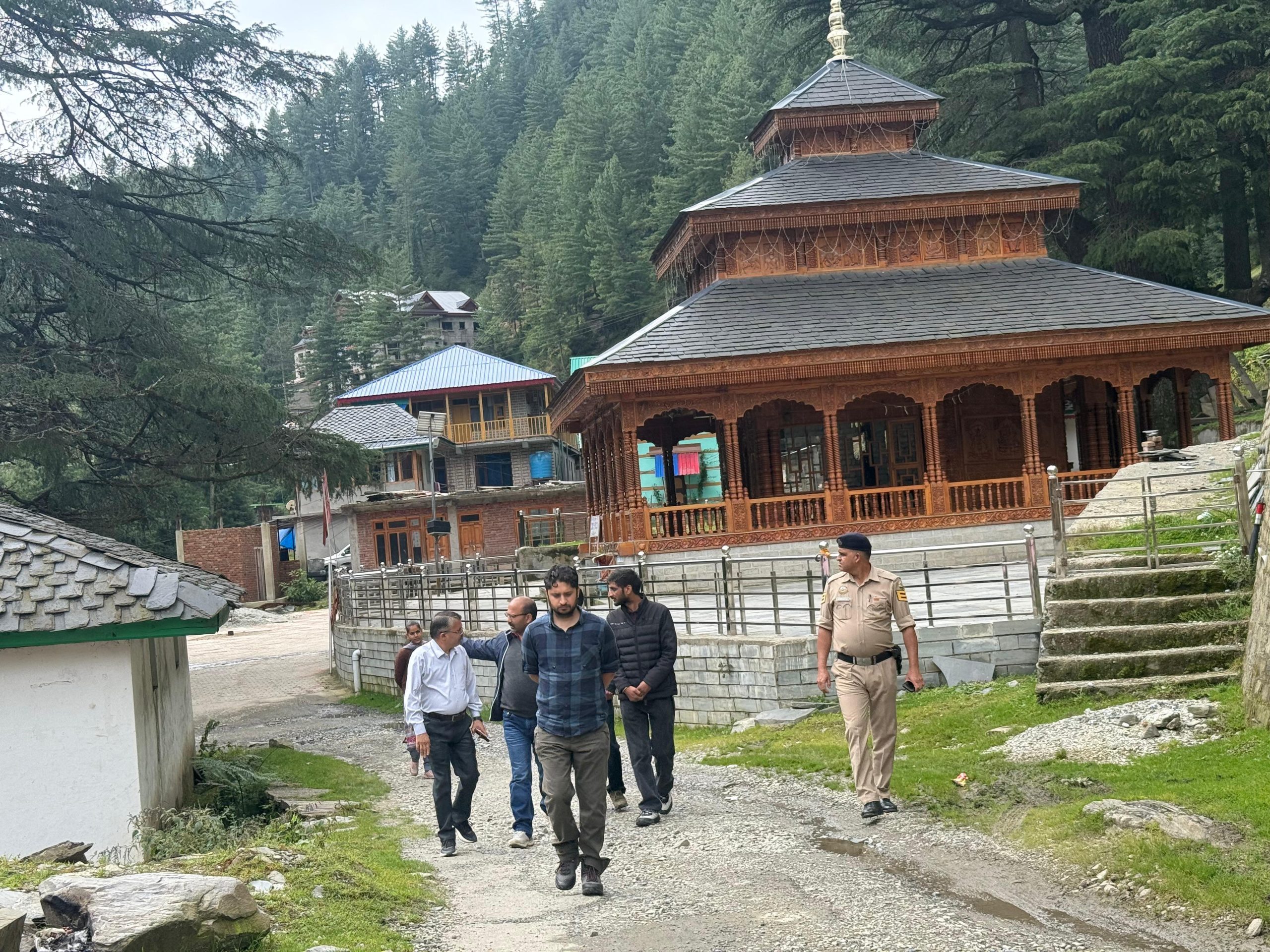 प्रभावित क्षेत्रों का दौरा कर राहत कार्यों की समीक्षा करते उपायुक्त अपूर्व देवगन।