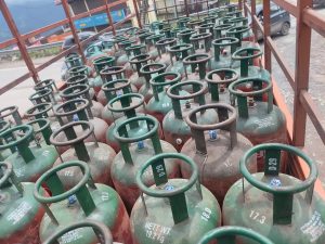 शिमला प्रशासन की सख्त कार्रवाई में जब्त किए गए 190 अवैध गैस सिलेंडर।