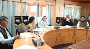 केलांग में साड़ा बैठक की अध्यक्षता करतीं विधायक अनुराधा राणा, अधिकारियों संग विकास कार्यों पर चर्चा करतीं हुईं।