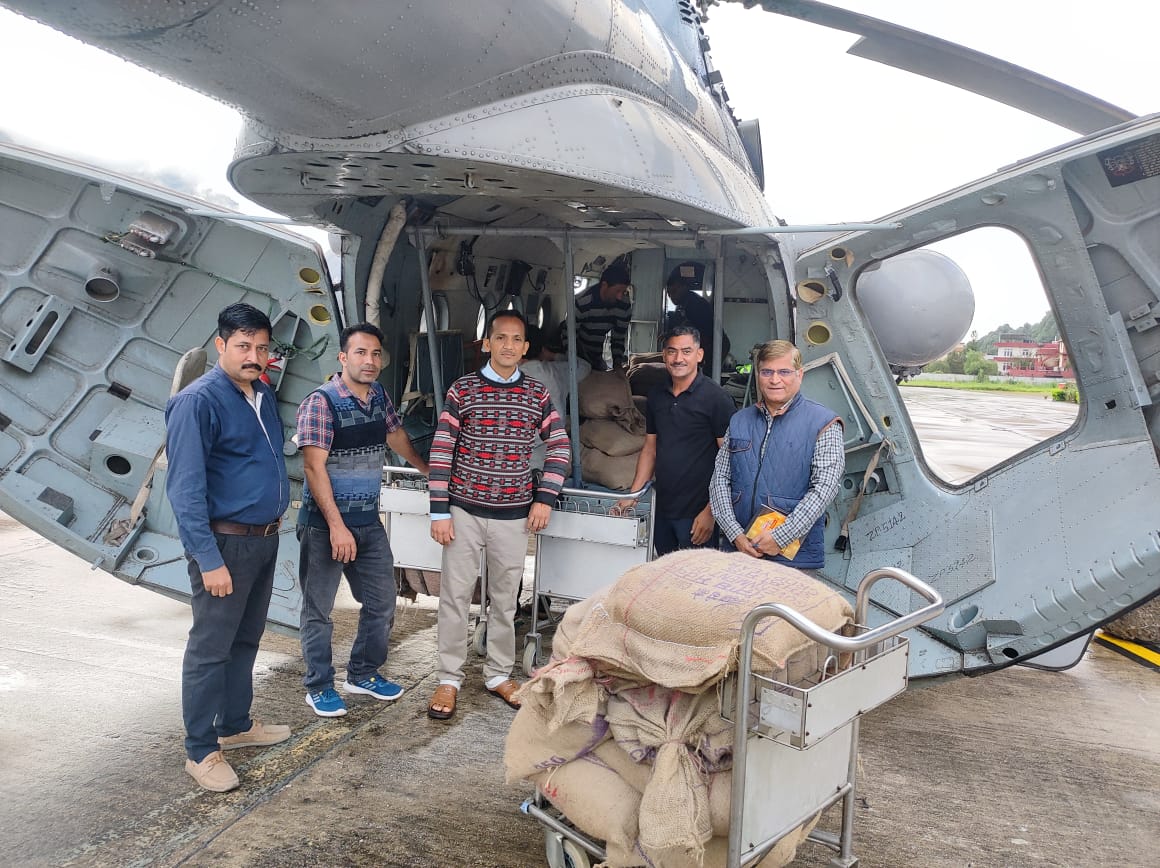 वायु सेना के एमआई-17 हेलीकॉप्टर से कुल्लू के बंजार, श्रीकोट और निहारनी क्षेत्रों में 78 क्विंटल राशन का एयर ड्रॉप किया गया।