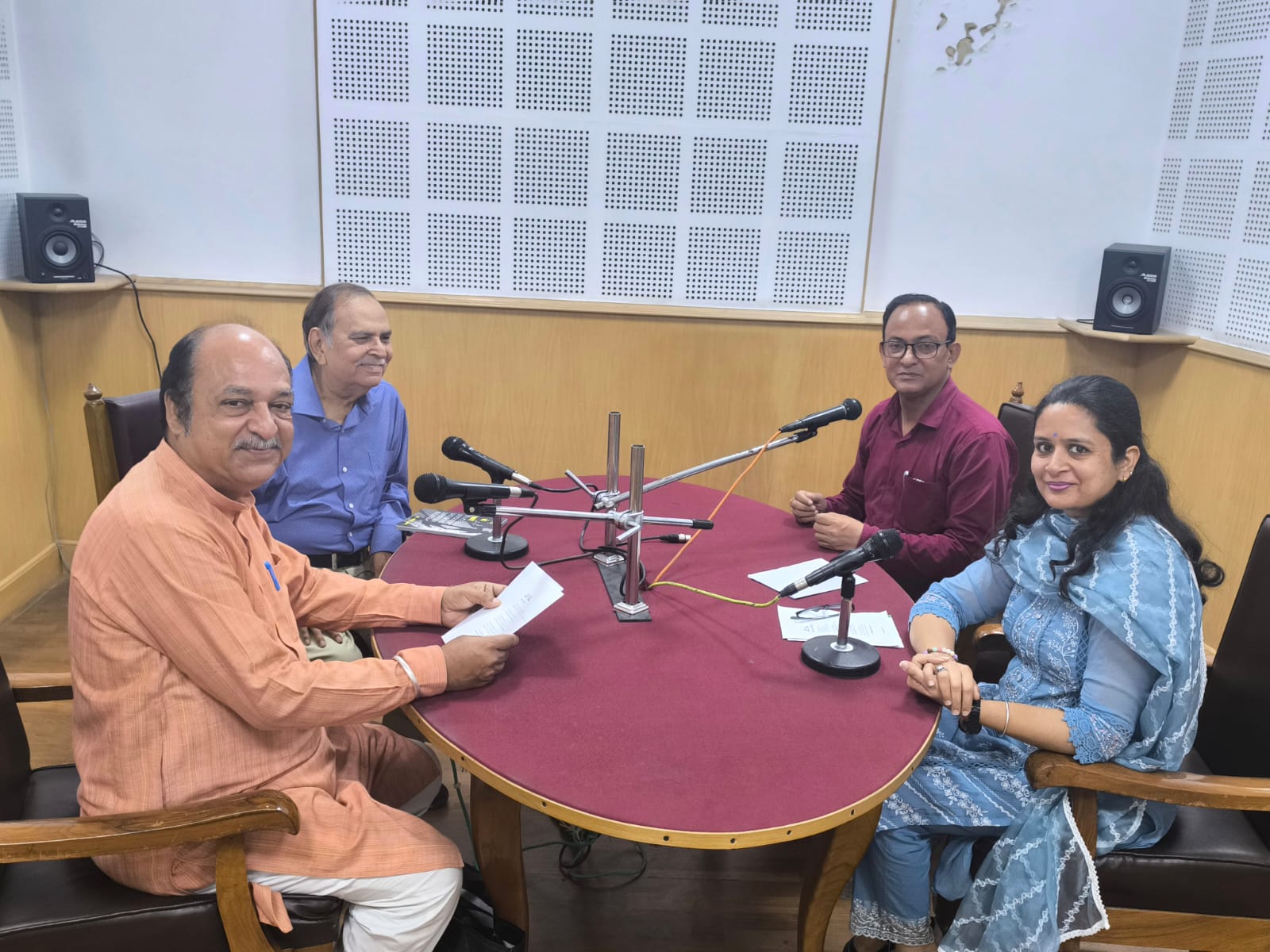 आकाशवाणी जालंधर की काव्य गोष्ठी में मंचासीन कवि।