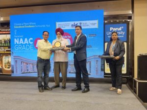 पारुल विश्वविद्यालय से करियर एजुकेशनिस्ट अवॉर्ड प्राप्त करते हुए डॉ. विनोद शर्मा।