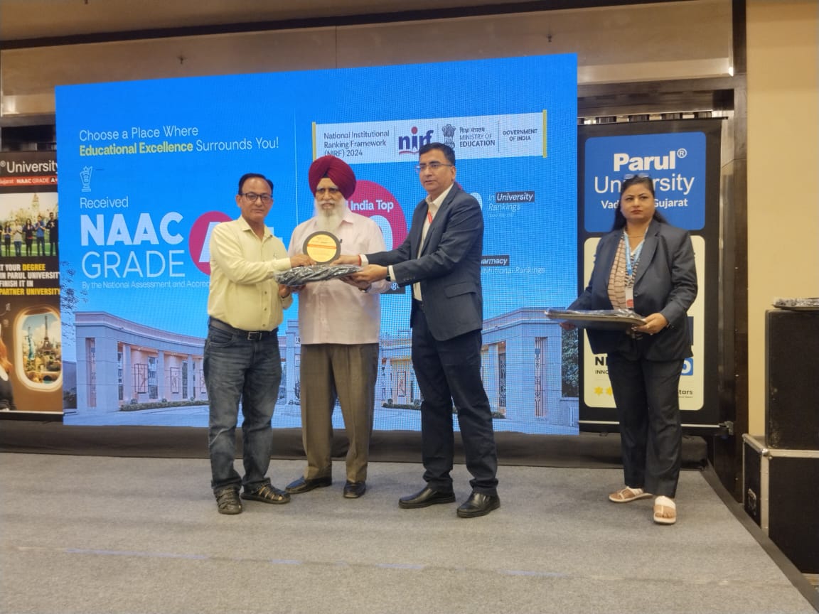 पारुल विश्वविद्यालय से करियर एजुकेशनिस्ट अवॉर्ड प्राप्त करते हुए डॉ. विनोद शर्मा।