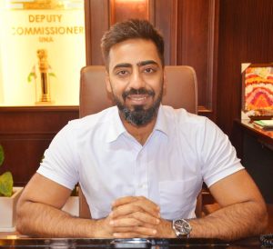 "भारी बारिश के बीच ऊना प्रशासन ने सुरक्षा को देखते हुए स्कूल व स्टाफ को छूट दी।"