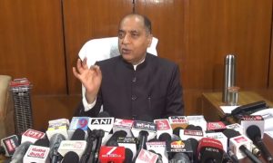 चंबा आपदा पर बयान देते मुख्यमंत्री, विपक्ष ने साधा निशाना।