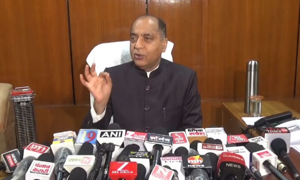 चंबा आपदा पर बयान देते मुख्यमंत्री, विपक्ष ने साधा निशाना।