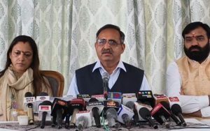 शिमला में प्रेसवार्ता करते भाजपा विधायक रणधीर शर्मा।