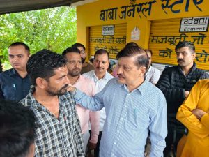 चबूतरा में पीड़ित परिवारों को राहत सामग्री व आर्थिक मदद पहुंचाते पूर्व विधायक राजेंद्र राणा