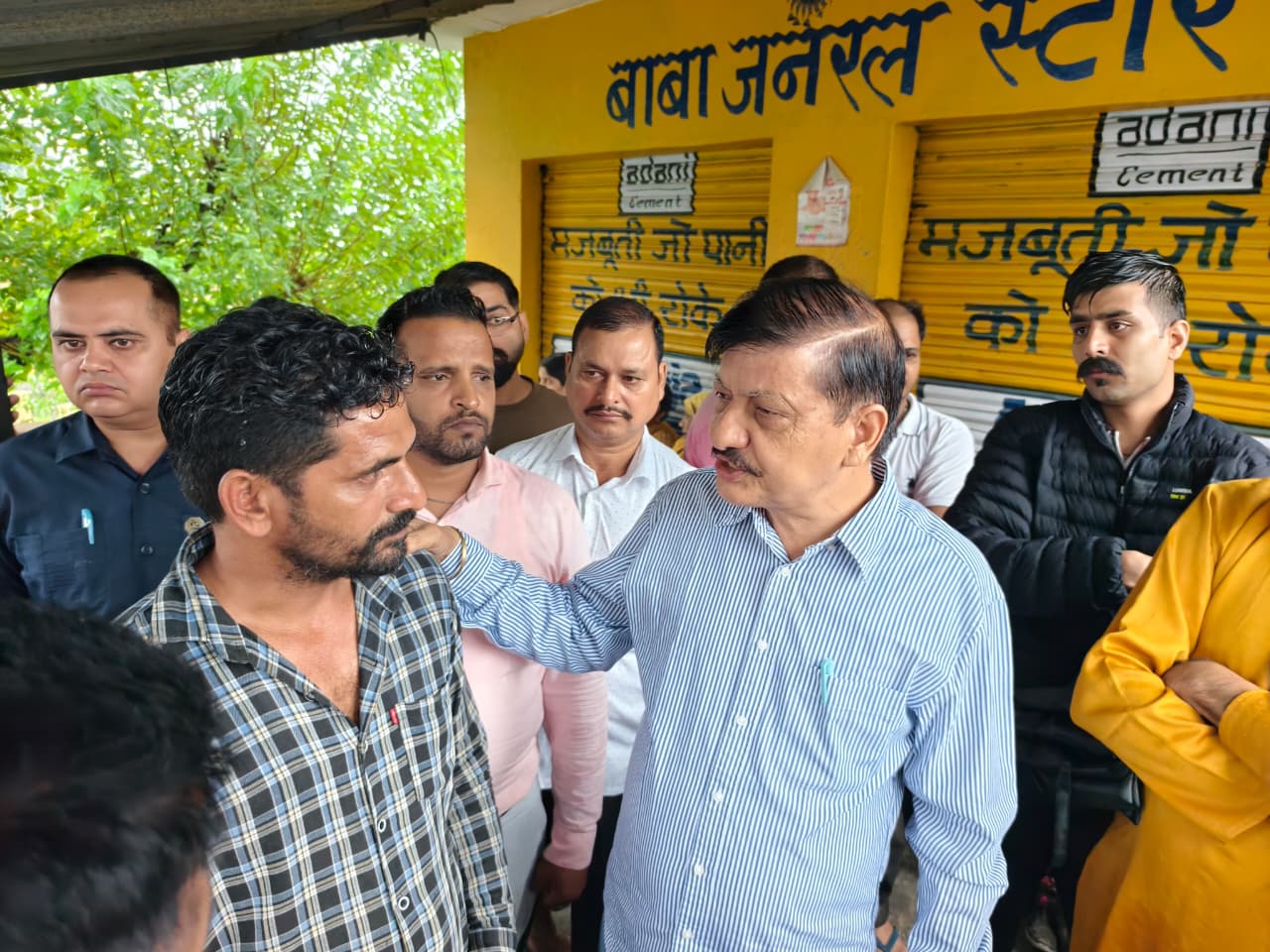 चबूतरा में पीड़ित परिवारों को राहत सामग्री व आर्थिक मदद पहुंचाते पूर्व विधायक राजेंद्र राणा