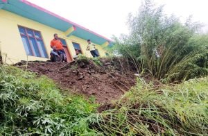 शिमला की पीरन पंचायत में भूस्खलन से मकानों और गौशालाओं को खतरा, प्रभावित परिवार रातभर तिरपाल के नीचे रहने को मजबूर।