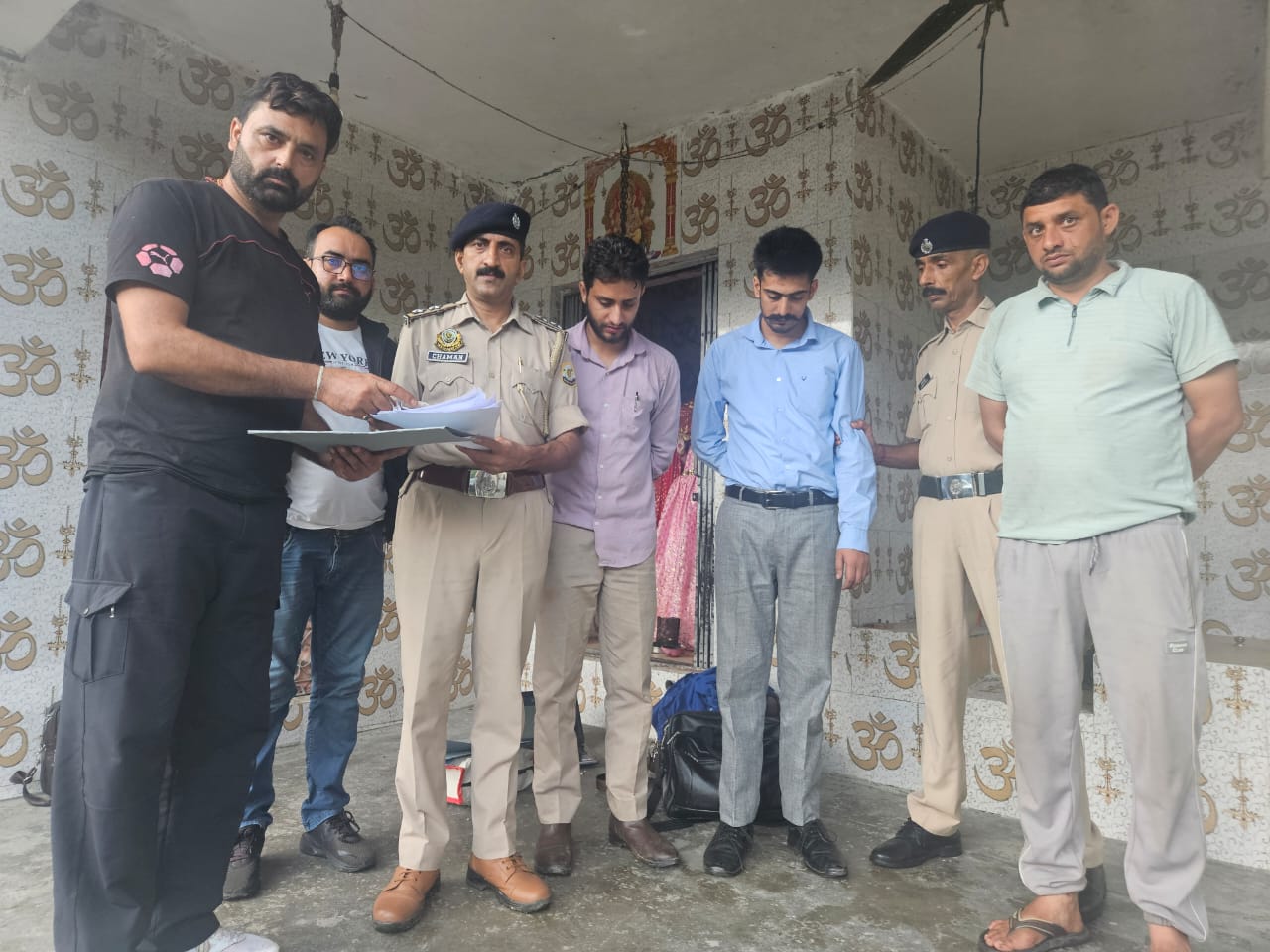 कांगड़ा पुलिस की कार्रवाई में बरामद चिट्टा और गिरफ्तार आरोपी।