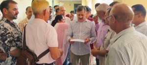 घुमारवीं में जन समस्याएं सुनते मंत्री राजेश धर्माणी, आपदा प्रभावितों को हरसंभव राहत का आश्वासन।