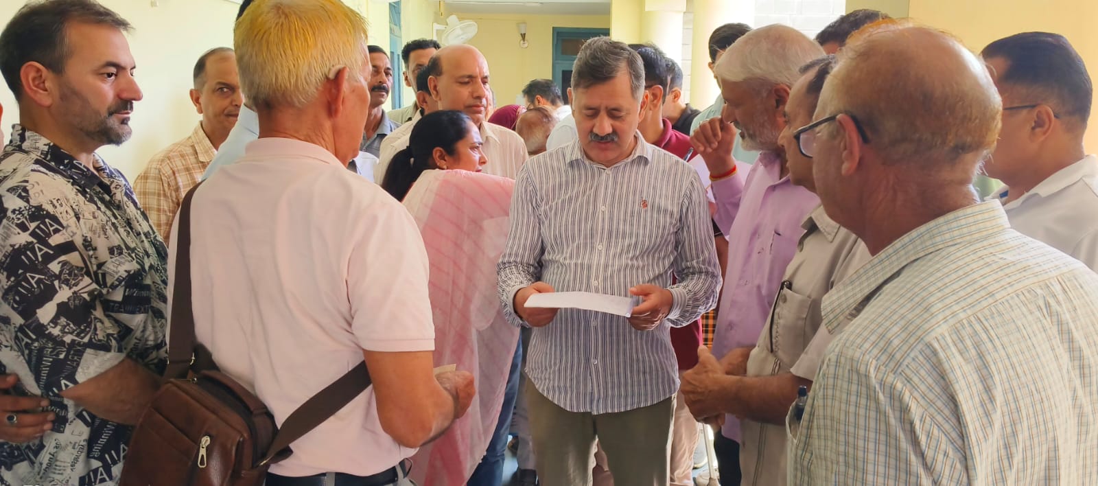 घुमारवीं में जन समस्याएं सुनते मंत्री राजेश धर्माणी, आपदा प्रभावितों को हरसंभव राहत का आश्वासन।