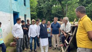 पूर्व मंत्री राजेंद्र गर्ग ने बारिश से प्रभावित गांवों का दौरा कर पीड़ित परिवारों से मुलाकात की।