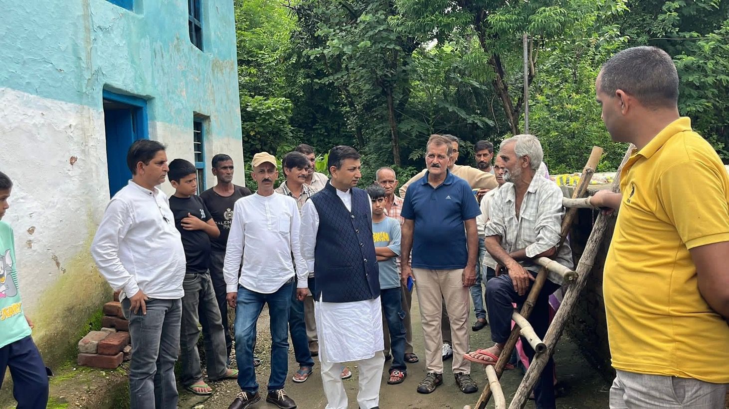 पूर्व मंत्री राजेंद्र गर्ग ने बारिश से प्रभावित गांवों का दौरा कर पीड़ित परिवारों से मुलाकात की।