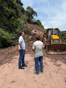 मरोतन–बागछाल सड़क का निरीक्षण करते डीसी बिलासपुर राहुल कुमार।