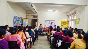 पालमपुर में आयोजित महिला सशक्तिकरण जागरूकता कार्यक्रम में जानकारी लेते प्रतिभागी।
