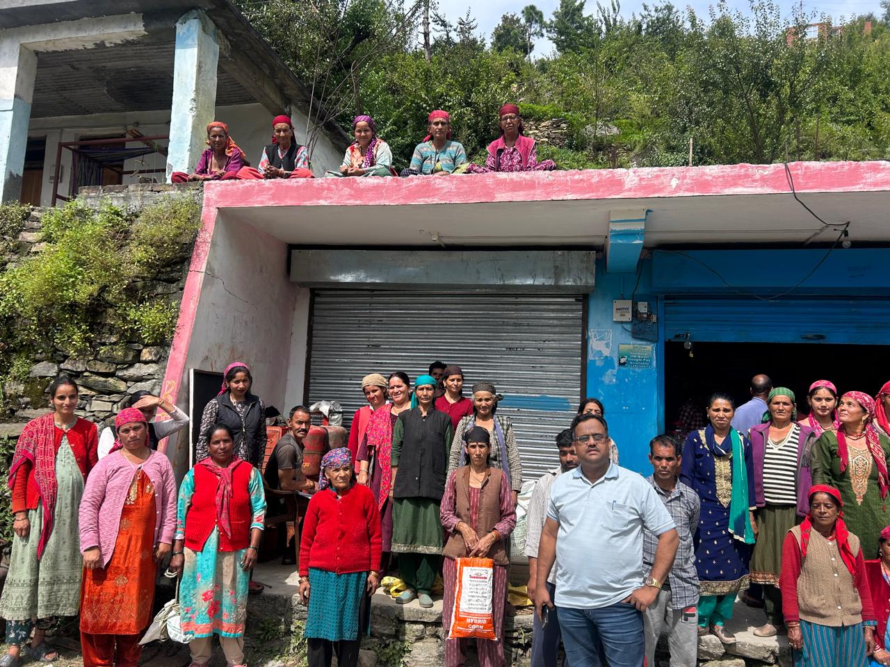 आपदा प्रभावित क्षेत्रों में जेसीबी की मदद से राशन पहुँचाती प्रशासनिक टीम।