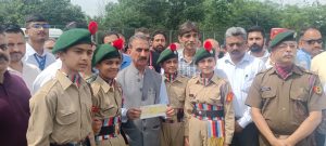 नाल्टी स्कूल के छात्रों और स्टाफ ने मुख्यमंत्री को राहत कोष हेतु ₹1 लाख का चेक सौंपा।