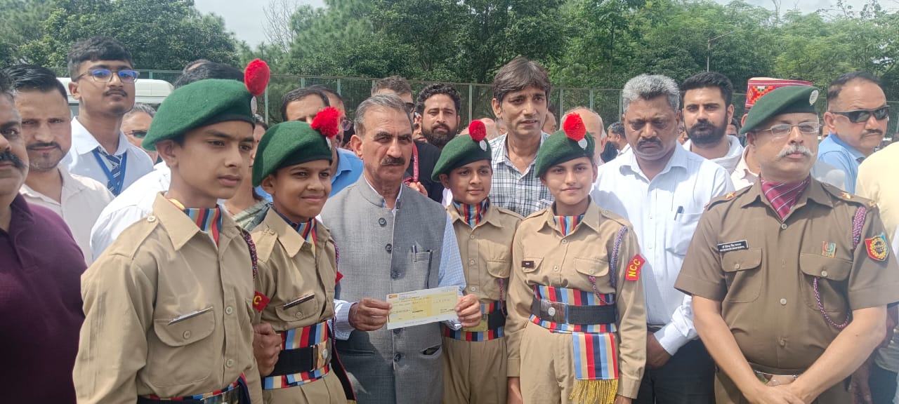 नाल्टी स्कूल के छात्रों और स्टाफ ने मुख्यमंत्री को राहत कोष हेतु ₹1 लाख का चेक सौंपा।