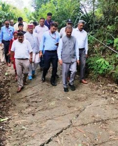 सुजानपुर में आपदा प्रभावित परिवारों से मिलते मुख्यमंत्री ठाकुर सुखविंद्र सिंह सुक्खू।