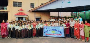 बनूरी स्कूल में चाइल्ड हेल्पलाइन टीम द्वारा बच्चों को साइबर सुरक्षा और पोक्सो अधिनियम पर जानकारी देते हुए।