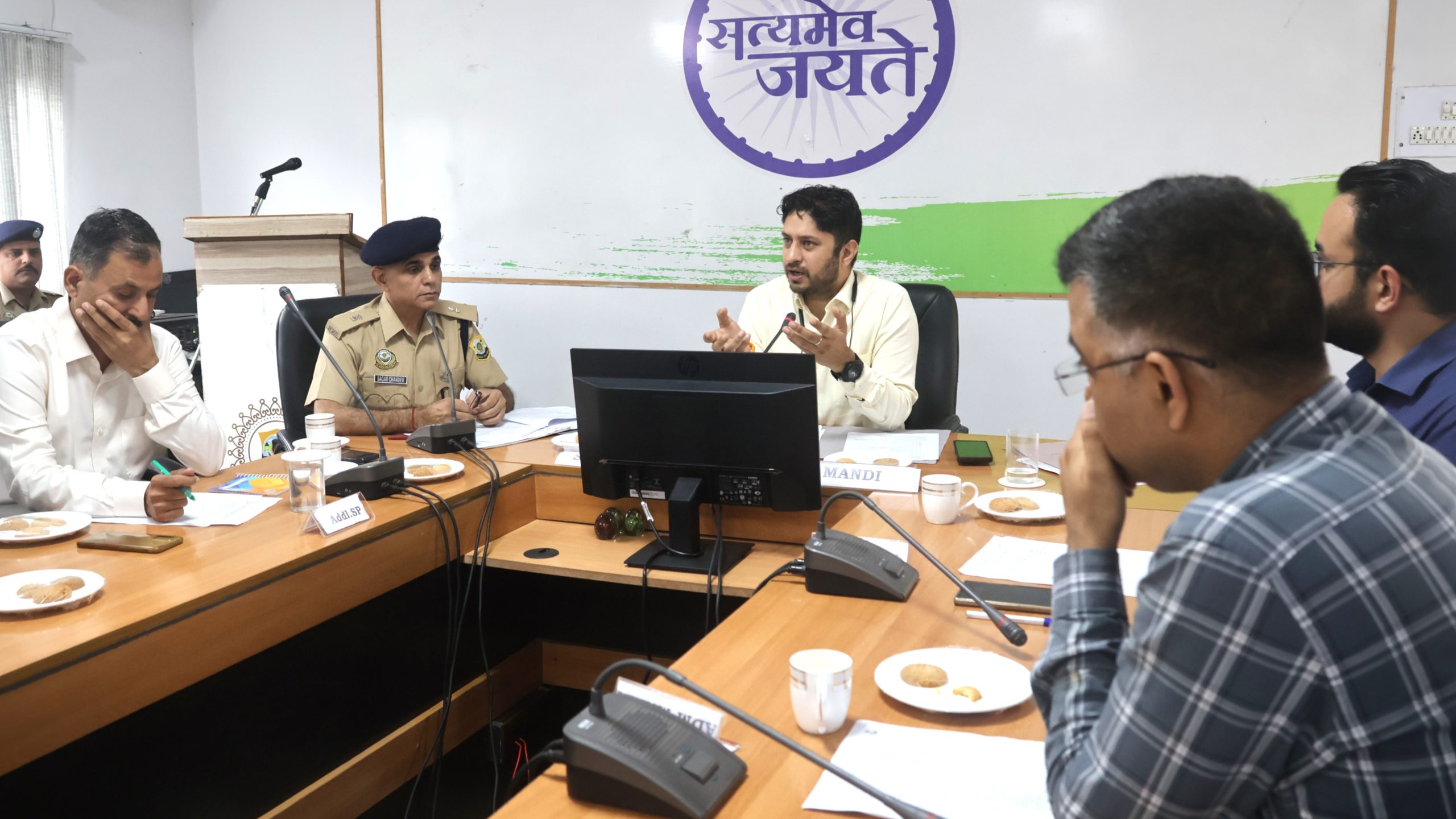 उपायुक्त अपूर्व देवगन की अध्यक्षता में आयोजित जिला स्तरीय एनकोर्ड समिति की बैठक का दृश्य।