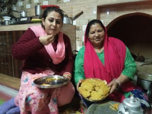 गिरिपार क्षेत्र में तैयार किए जा रहे स्वादिष्ट मक्की के पचौले